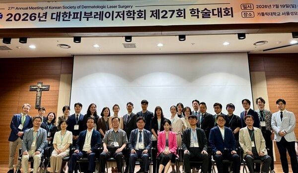 대한피부레이저학회는 19일 '제27회 하계학술대회'를 열고 레이저 치료에 찾아온 새로운 변화를 집중 조명했다. 학회는 단순 색소 병변 제거를 넘어 환자의 피부 건강 전체를 고려하는 맞춤 치료가 중요하다는 점을 강조했다.