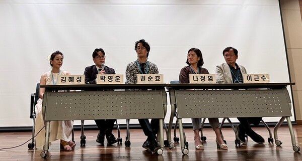 연자들은 패널 디스커션 세션에서 각자 발표한 주제에 대해 허심탄회하게 의견을 나눴다. 박영운 원장이 질의에 대해 답변하고 있는 모습.&nbsp;