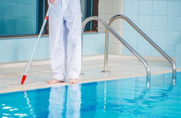 수영장에서 나는 소독약 냄새는 염소가 소변 등과 반응하면서 만들어진 클로라민 때문일 가능성이 높다(사진=클립아트코리아).