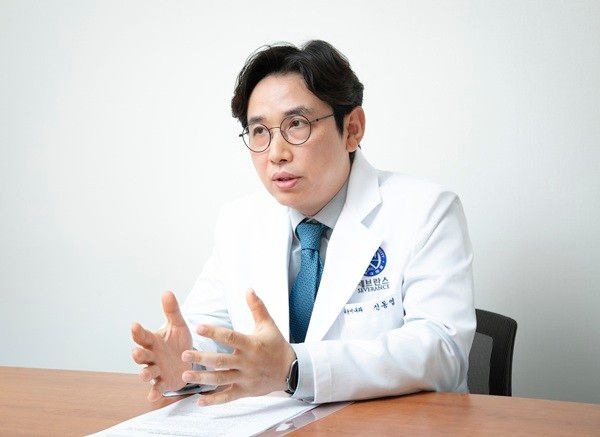 신동엽 교수는 갑상선안병증의 조기진단·치료 중요성을 강조하면서 갑상선질환 진단 후에는 별다른 증상이 없어도 정기적인 안과검진을 받는 것이 좋다고 조언했다.&nbsp;