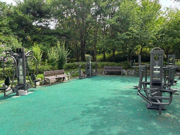 공원 한편에는 주민들의 체력증진을 위한 다양한 야외운동기구가 모여있는 운동공간이 있다.