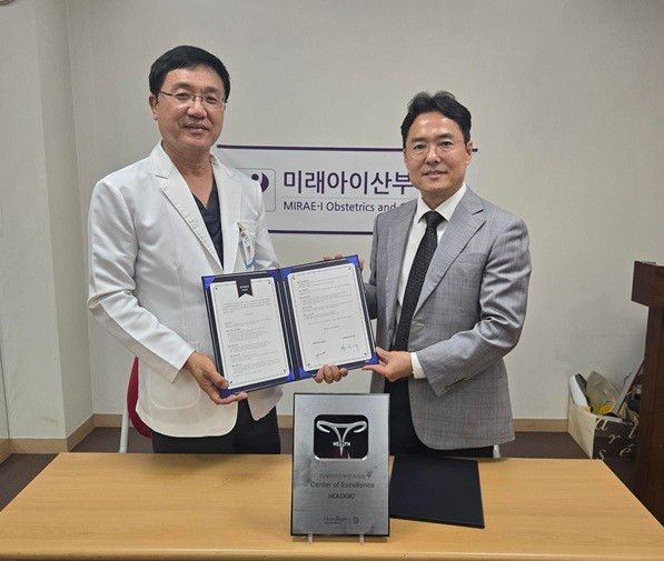 미래아이산부인과의원과 홀로직코리아가&nbsp;센터 오브 엑설런스(Center of Excellence·COE) 구축을 위한 업무협약(MOU)을 체결했다. (왼쪽부터)&nbsp;미래아이산부인과의원 양원규 원장, 홀로직코리아 이승철 대표.