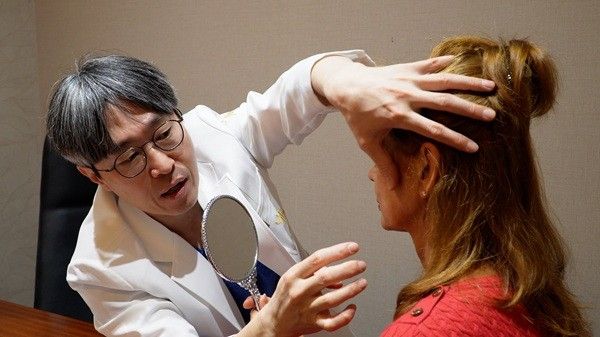 JK성형외과의원은 수년간 축적해온 다국가 진료경험을 바탕으로 외국인 환자의 미적기준을 세심하게 반영, 맞춤 치료계획을 세움으로써 만족도를 높이고 있다. 김성식 원장이 환자 얼굴과 조화를 이루는 치료 방향에 대해 설명하고 있다.&nbsp;