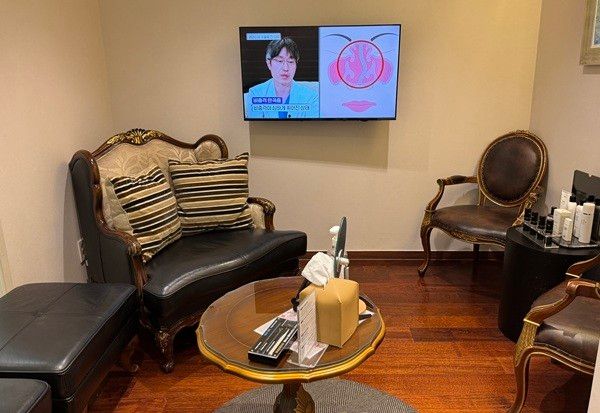 JK성형외과의원을 찾은 환자들이 처음 만나는 전문가는 상담실장이 아닌 의료진이다. 환자가 상담실(사진)로 이동해 대기하고 있으면 담당 의료진이 직접 찾아와 상담을 진행한다.&nbsp;