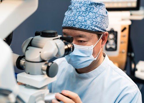 잠실 밝은눈안과의원 박세광 대표원장은 스마일라식을 고민 중이라면 정밀검사를 통해 자신의 눈 상태를 정확히 점검하는 한편, 전용장비와 수술 후 관리시스템, 의료진의 전문성 등을 확인한 뒤 결정해야 한다고 강조했다.