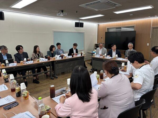 보건복지부 이형훈 제2차관이 13일 서안산노인전문병원을 방문, 간병인 직접고용 현장을 점검하고 관계자들과 간담회를 통해 현장의 목소리를 청취했다.&nbsp;