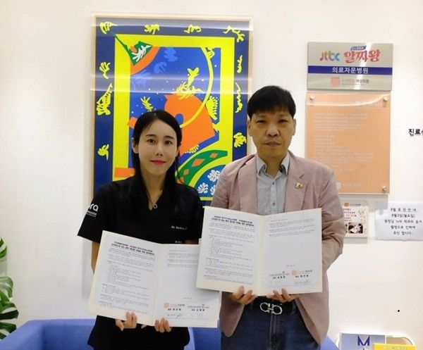한국소아당뇨인협회와 두번째봄 여성의원이 소아당뇨와 췌장장애를 앓고 있는 여학생들을 위해 메디컬 생리대를 1년간 지원하기로 했다. 이번에 지원되는 생리대는 정선화 원장(왼쪽)이 직접 개발한 메디컬 생리대로 더욱 의미를 더했다.