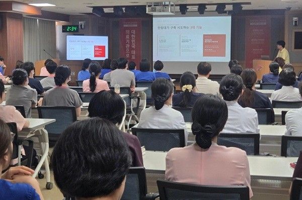 한림대강남성심병원 감염내과 이재갑 교수(감염관리실장)가 ‘생성형&nbsp;AI&nbsp;활용 스마트워킹’에 대해 설명하고 있다.
