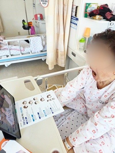 환자가 병실에서 구강체조 실시하고 있다.&nbsp;