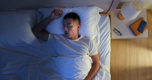 객관적으로 충분히 잠을 자는데도 스스로 계속 잠을 못 잔다고 느낀다면 무작정 수면시간을 늘리기보다 내가 실제로 얼마나, 어떻게 자고 있는지 수면다원검사를 통해 객관적으로 확인해야 한다(사진=클립아트코리아).&nbsp;
