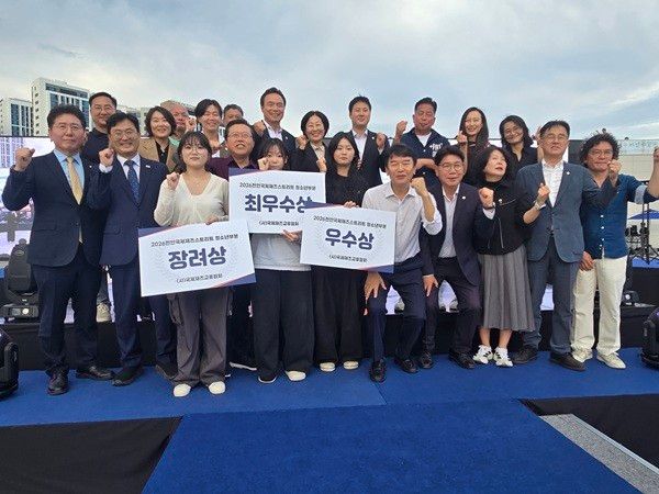 이번 행사에서는 청소년밴드들의 멋진 경연도 진행됐다. 수상팀들이 한자리에 모여 파이팅을 외치며 경연 후 기쁨을 나누고 있다.&nbsp;&nbsp;