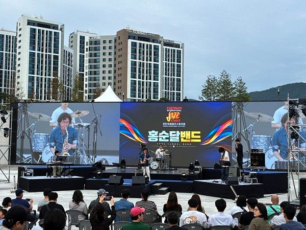 The 2026 Cheonan International Jazz Street, now in its fifth year, was successfully held around Cheonan Samgeori Park. The Hong Soon-dal Band captivates the audience with a vibrant performance, inviting local residents into the world of jazz.