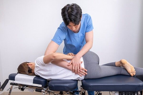 지난 7일 '2026 세계추나축제’가 열린 가운데, 해외 바이어들이 추나 치료는 물론, 한의학에 대한 깊은 관심을 보였다. (사진=클립아트코리아)