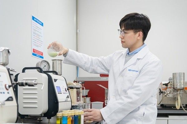 한국콜마는 36년간 쌓은 연구개발(R&D) 경험과 데이터를 바탕으로 안정화·전달기술을 고도화하며 K-스킨케어분야를 선도하고 있다. 사진은 한국콜마 스킨케어연구소 연구원이 안정화기술에 대한 연구개발을 진행하고 있는 모습(사진=한국콜마 제공).