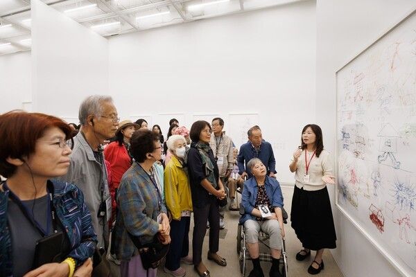 일상예찬 캠페인에 참가한 환자와 보호자들이 국립현대미술관 관계자의 설명을 들으면서 주요 작품을 감상하고 있다.&nbsp;&nbsp;