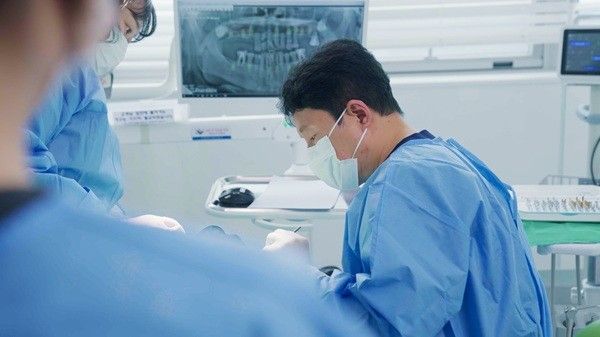 박종환 대표원장은 "결국 중요한 것은 뼈가 부족하면 임플란트가 불가능하다고 단순하게 판단하지 않는 것"이라며 "3D CT 등을 통해 구강구조를 정밀하게 확인하고 일반적인 임플란트 식립이 가능한지, 뼈이식이 필요한지, 다른 식립방법을 고려할 수 있는지 순차적으로 판단하는 것이 중요하다"고 강조했다.&nbsp;