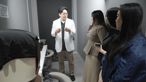 심준호 원장이 직접 프리페이스 시술을 시연하며 제품 사용 방식과 임상적 적용 방향에 관해 설명하고 있다.