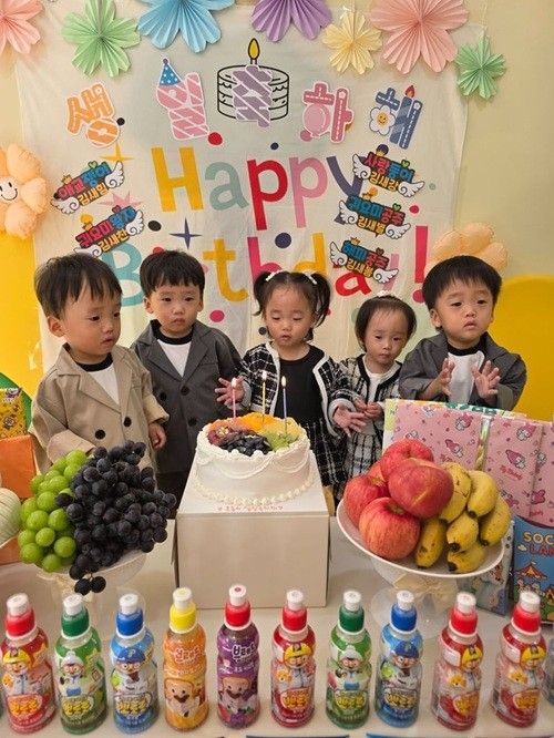 어린이집에서 생일파티를 하고 있는 다섯쌍둥이의 모습. (왼쪽부터)&nbsp;새힘, 새찬, 새봄, 새별 새강.