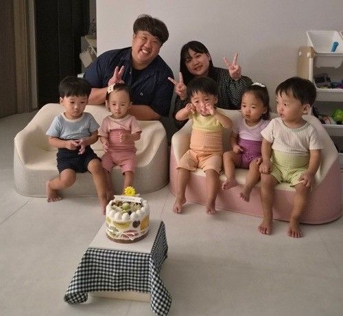 서울성모병원에서 초극소 미숙아로 태어난 다섯쌍둥이가 건강하게 두 돌을 맞이했다. 두 돌을 기념해 찍은 가족사진.&nbsp;