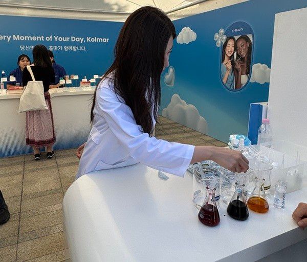 한국콜마 연구원이 관람객의 주문대로 미스트 원료를 조합하며 자세히 설명하고 있다.&nbsp; &nbsp;