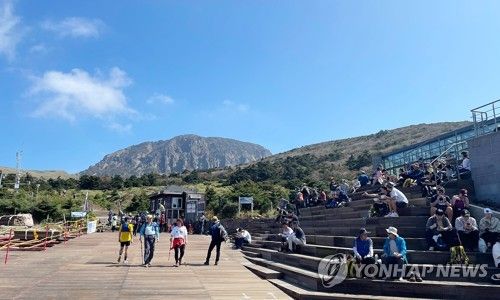 한라산 윗세오름에 오른 등산객들