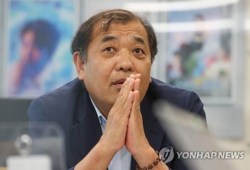 인터뷰하는 이강택 TBS 대표