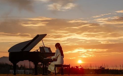 피아노 연주 장면
