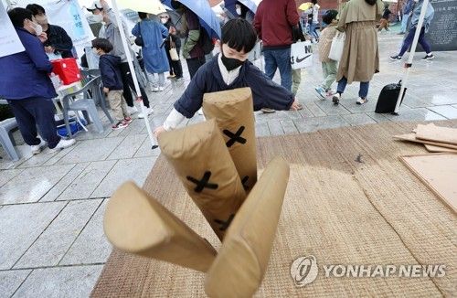 대형 윷 던지기