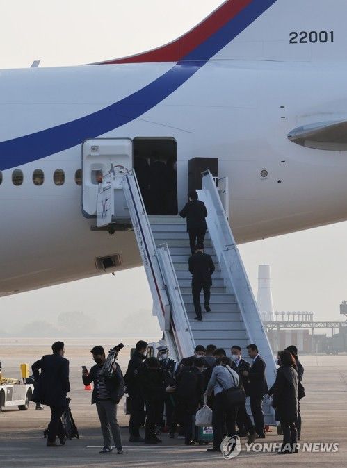 공군1호기 탑승하는 취재진