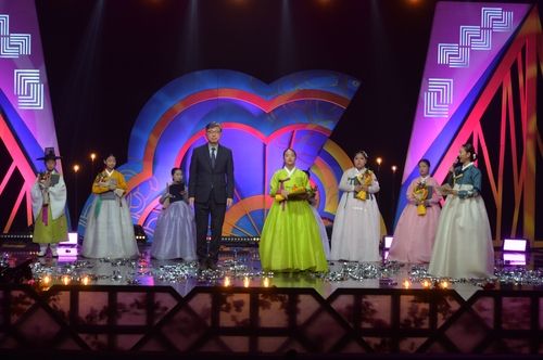 전국 어린이 판소리 왕중왕 대회 우승한 한나예양(가운데)