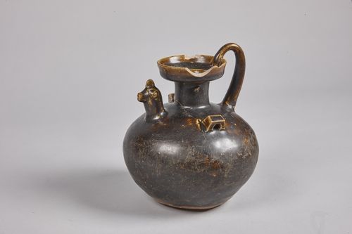 송파구 석촌고분군에서 발굴된 12호 널무덤 출토 흑유계수호 닭머리 장식