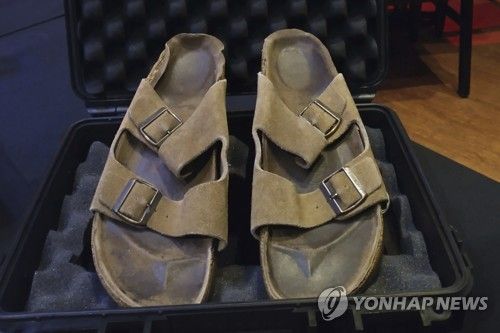 13일(현지시간) 미 줄리앙 옥션 경매에서 약 3억원에 팔린 스티브 잡스 샌들