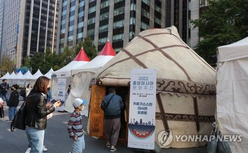 서울 청계광장에 설치된 유목민 천막 유르트