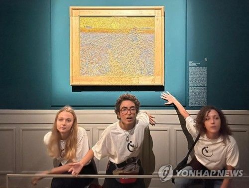 명화훼손 퍼포먼스 시도하는 기후활동가
