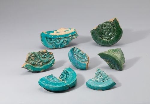 경복궁 자미당에서 출토된 청기와 모습 