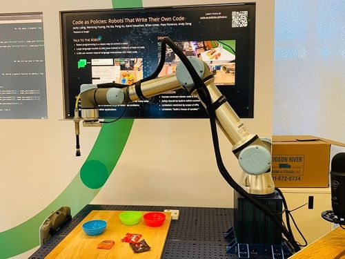 사람의 언어로 작동하는 로봇