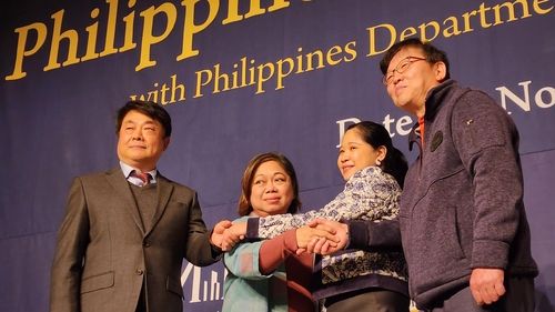 24일 서울 플라자호텔에서 열린 '필리핀 로드쇼 2022'행사에서 로얄에어 박승규 대표와 마리아 아포 필리핀 관광부 한국 지사장, 마리아 테레사 디존-데베가 주한 필리핀 대, 마케팅 하일랜드 최주열 상무 (왼쪽부터) 등이 손을 맞잡고 포즈를 취하고 있다. [사진/성연재 기자] 