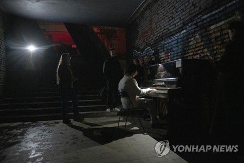 포화 속에서도 음악을…