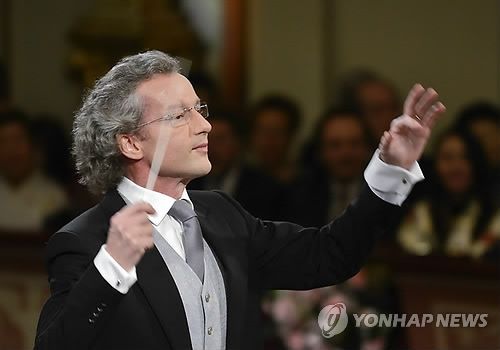 2013년 빈필의 신년음악회 지휘하는 프란츠 벨저뫼스트