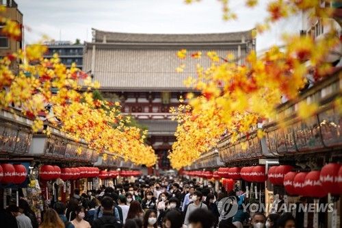 10월 12일 일본 도쿄 센소지 찾은 관광객들