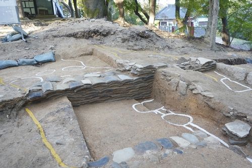 기와를 쌓아 만든 '와적기단' 세부 모습