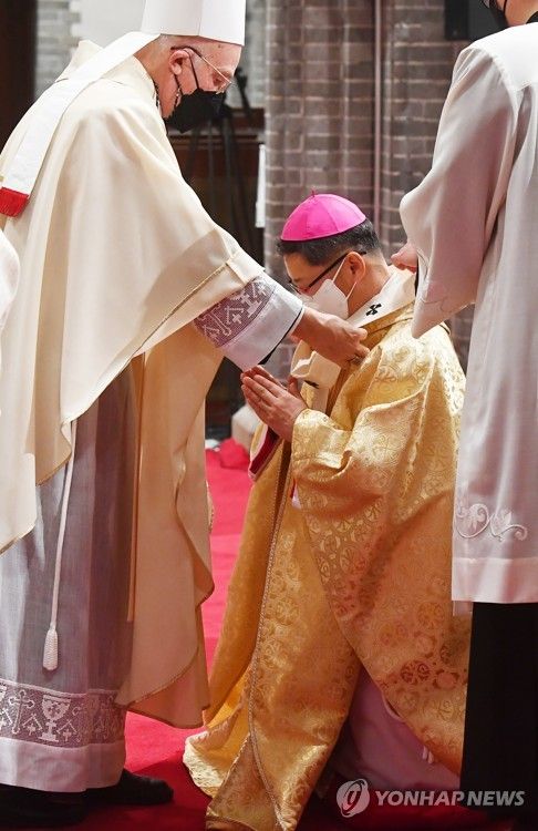 팔리움 수여 받는 정순택 대주교