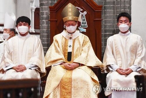 정순택 대주교 팔리움 수여 미사 거행