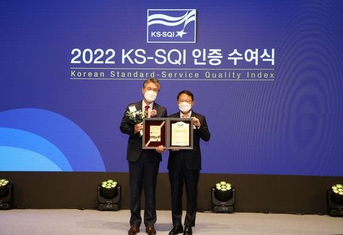 8일 김태홍 롯데호텔 영업본부장(좌측)과 강명수 한국표준협회 회장(우측)이 '2022 한국서비스품질지수(KS-SQI) 인증 수여식'에서 수상 후 기념 촬영을 하고 있다.[롯데호텔 제공, 재판매 및 DB 금지]