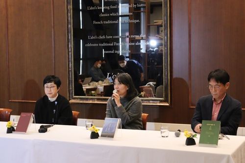 제30회 대산문학상 수상자 나희덕 시인, 한강 작가, 한기욱 평론가(왼쪽부터)