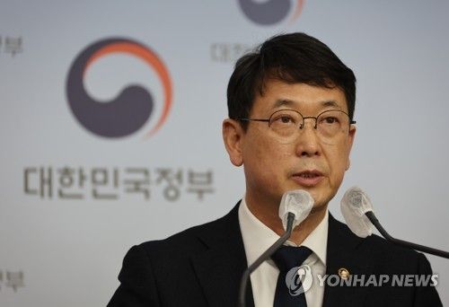 문화재 규제 개선방안을 발표하는 문화재청장