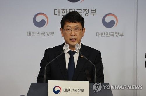 문화재 규제 개선방안을 발표하는 문화재청장