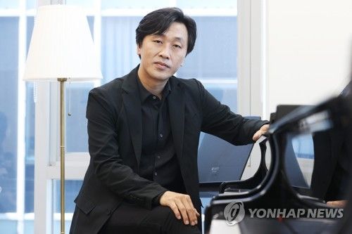 피아노 앞 손민수 교수