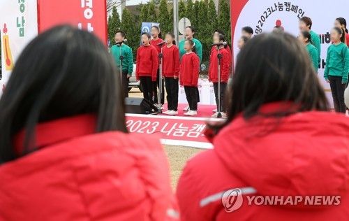 행사가 뭐길래…혹한 속 외투 탈의 축하 공연
