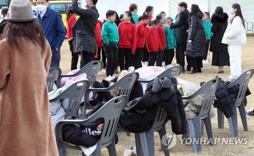 행사가 뭐길래…이 날씨에 외투 탈의